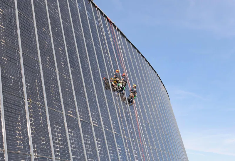 Azubis an der Stadionfassade