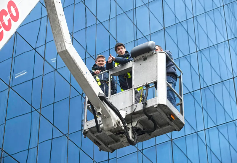 Azubis an der Stadionfassade